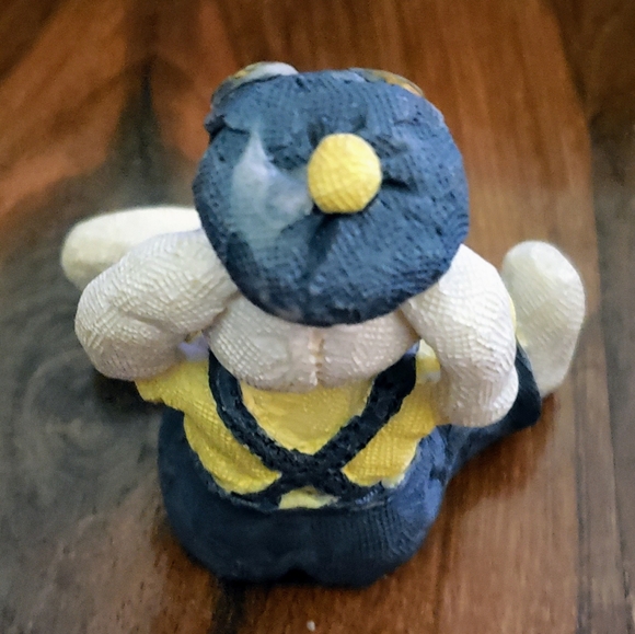 Bunny Holding Pot of Flowers Figurine - Picture 6 of 7